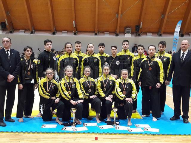 Cei 16 sportivi ai clubului He Pai alături de instructorul Ovidiu Zegrea (dreapta)