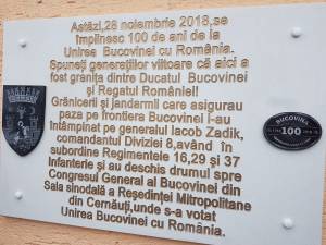 Placă aniversară, amplasată la fosta graniţă dintre Bucovina şi România