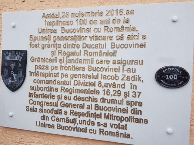 Placă aniversară, amplasată la fosta graniţă dintre Bucovina şi România