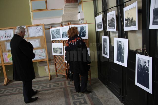O expoziţie cu 177 de fotografii inedite, de acum 100 de ani, poate fi admirată în Sala de Bal a Gării Burdujeni