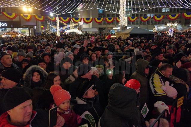 Mii de suceveni, prezenţi la aprinderea luminilor de sărbătoare în centrul Sucevei
