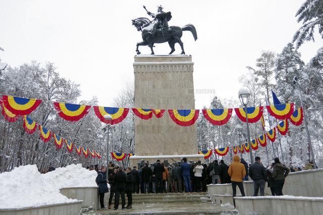 Statuia lui Ștefan cel Mare, reinaugurată în cadrul unei ceremonii fastuoase, la care au participat sute de persoane