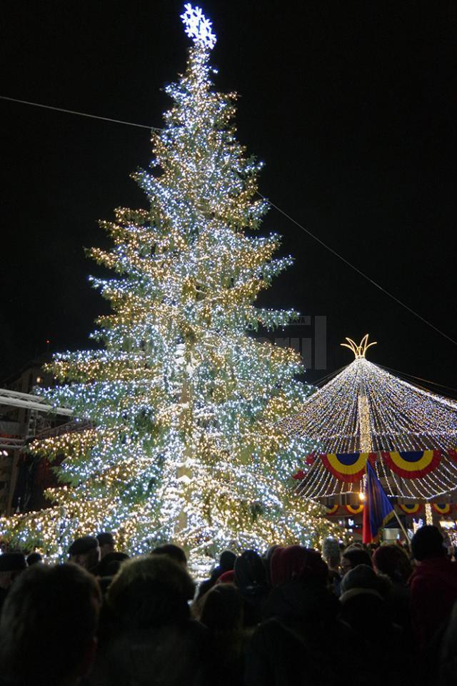 Luminile de sărbătoare, aprinse în centrul Sucevei, de Ziua Bucovinei