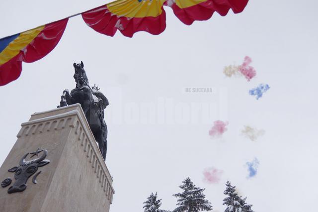 Statuia ecvestră a lui Ştefan cel Mare, reinaugurată de Ziua Bucovinei, cu cântece patriotice şi artificii tricolore