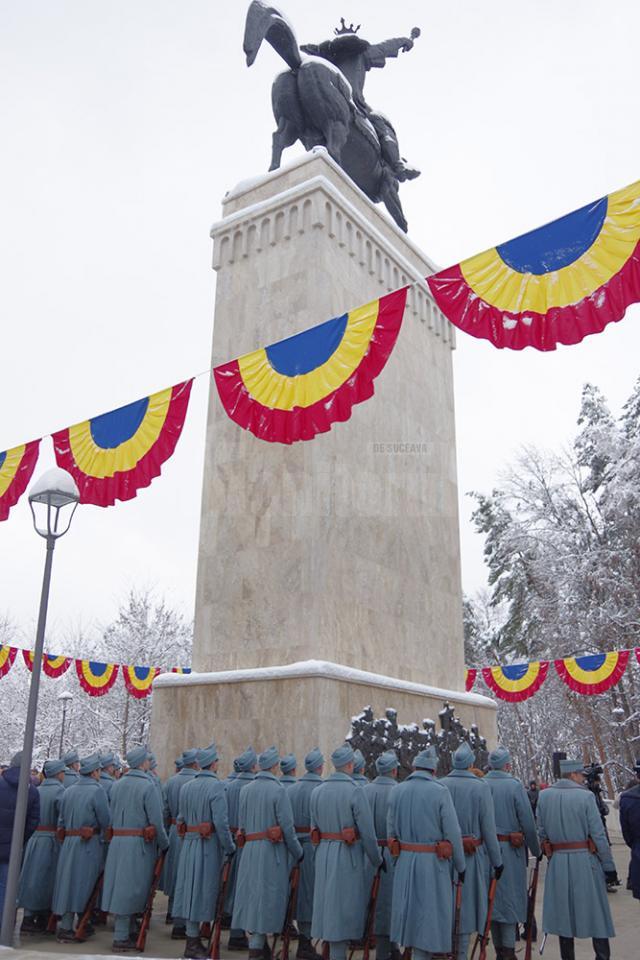 Statuia ecvestră a lui Ştefan cel Mare, reinaugurată de Ziua Bucovinei, cu cântece patriotice şi artificii tricolore