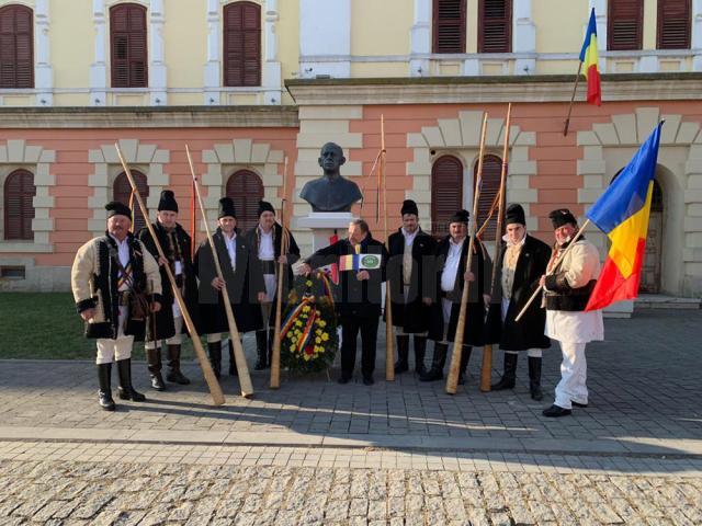Suceava a dăruit un bust al unionistului Iancu Flondor oraşului Alba Iulia