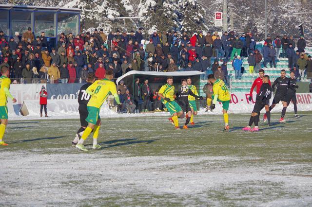 Aproximativ 600 de spectatori au asistat la partida Foresta - Bucovina, înfruntând gerul de afară