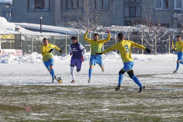 Eduard Julei, aici înconjurat de trei adversari, a marcat golul victoriei pentru Somuz în duelul cu CSM Râmnicu Sărat. Foto Codrin Anton