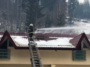 Incendiu la un hotel din Vatra Dornei. Sursa foto: Radio Dorna