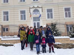 Elevii şi preşcolarii de la Stroieşti au donat alimente Centrului de zi de la Asociaţia ”Lumină Lină” şi Căminului de bătrâni Solca