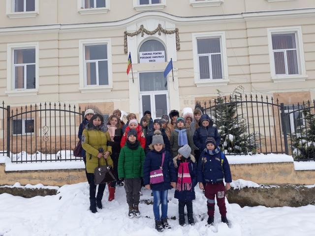 Elevii şi preşcolarii de la Stroieşti au donat alimente Centrului de zi de la Asociaţia ”Lumină Lină” şi Căminului de bătrâni Solca
