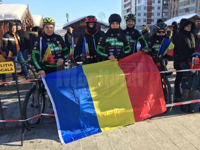 Bicicliștii care au înfruntat gerul pentru a face conturul României, pe străzile Sucevei, de 1 Decembrie