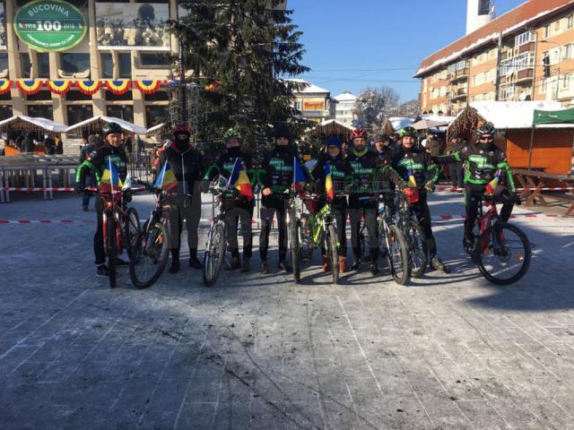 Bicicliștii care au înfruntat gerul pentru a face conturul României, pe străzile Sucevei, de 1 Decembrie