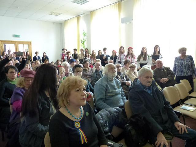 Momente artistice susţinute de elevi de la Colegiul „Mihai Eminescu” şi lansare de carte, la Biblioteca Bucovinei