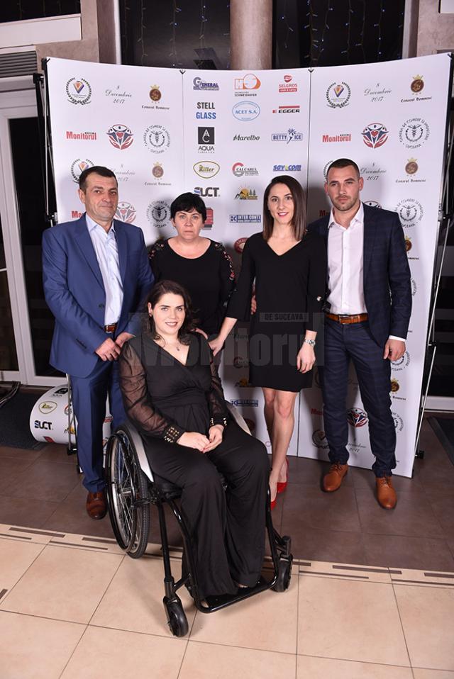 Tânăra Ioana Sorina Amariţei, ţintuită într-un scaun rulant în urma unui accident, sprijinită la Gala din 2017