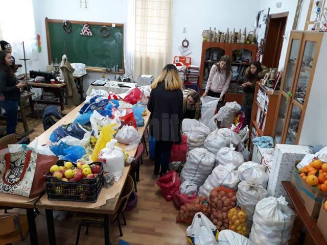 Elevii de la Dumbrăveni au donat fructe şi legume unui centru de bătrâni şi spitalului din comună