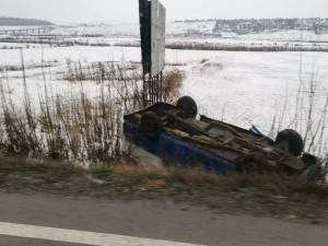 Un autoturism scăpat de sub control s-a răsturnat la intrare în Ițcani