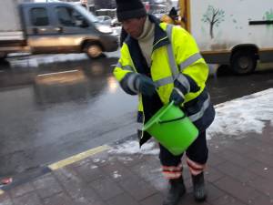 Cod galben de polei pe trotuarele Sucevei