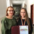Anastasia Roșioru, de la Colegiul Național „Petru Rareș” Suceava, şi prof. Gabriela Ilisei