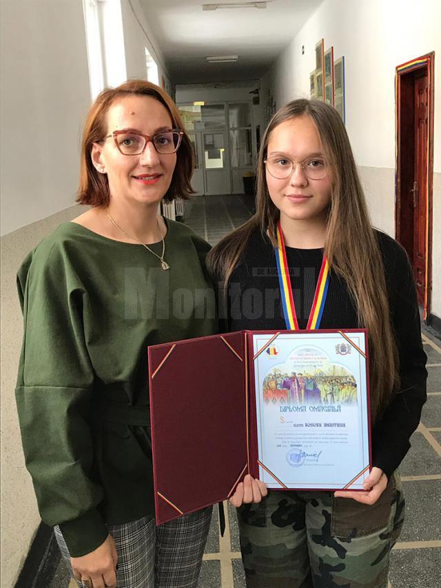 Anastasia Roșioru, de la Colegiul Național „Petru Rareș” Suceava, şi prof. Gabriela Ilisei