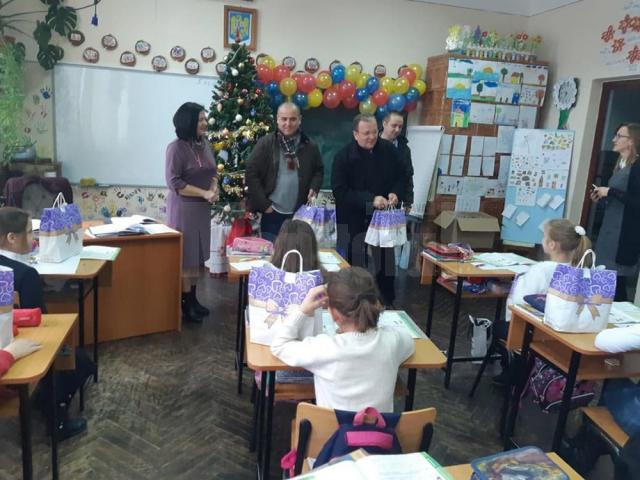Dănuț Chidoveț și Gheorghe Flutur au împărţit cadouri de Moș Nicolae elevilor și preşcolarilor din Dărmănești