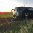 Şoferul autocarului ucrainean nu a păstrat distanţa regulamentară şi a lovit în spate autoturismul Opel pe care l-a proiectat pe contrasens, într-un tir