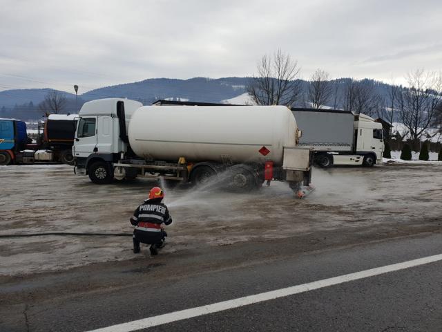 Cisterna din care a început să se scurgă GPL, existând risc de explozie