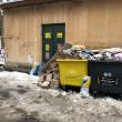 Resturile de materiale de construcţii au umplut pubelele destinate colectării selective a deşeurilor