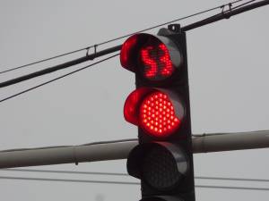 A provocat un accident rutier după ce nu a respectat culoarea roşie a semaforului