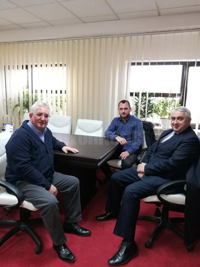 Primarul Ion Lungu s-a întâlnit cu rectorul USV, Valentin Popa, și antrenorul echipei de handbal, Adrian Chiruț