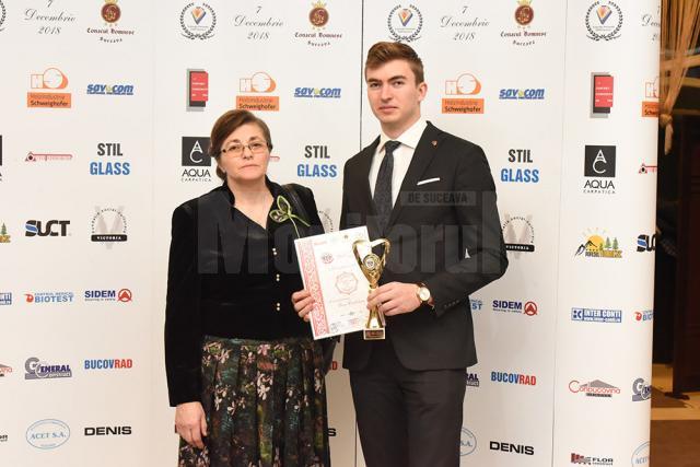 Luca Ciubotaru, alături de mama sa, Maria, la Gala "Top 10 Suceveni"