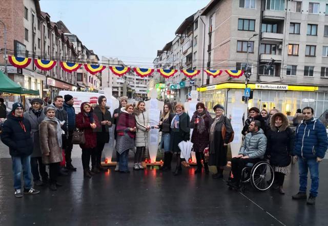 Lumânări aprinse în memoria victimelor supuse violenței domestice, în centrul Sucevei, pe 10 decembrie