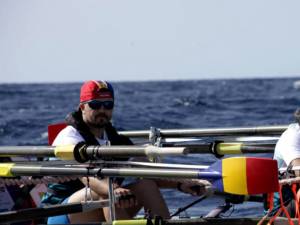 Vasile Oșean în barca cu vâsle cu care a reuşit să traverseze Oceanul Atlantic