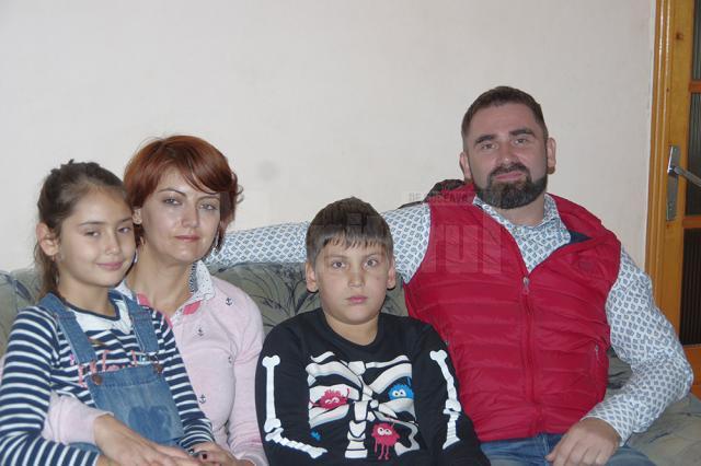 Vasile Oşean cu soţia și cei doi copii