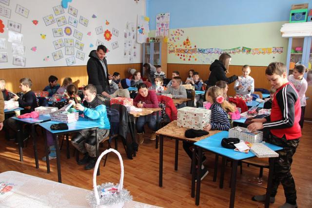 Upgrade Suceava a desfășurat zilele acestea proiectul social „Cutia cu Vise” prin care a adus bucurie în inima a peste 240 de copii din sate sărace