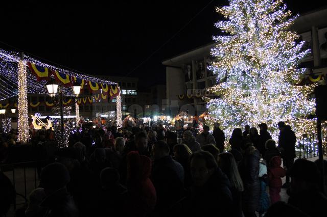 Moş Crăciun a venit încărcat cu mii de cadouri în centrul Sucevei