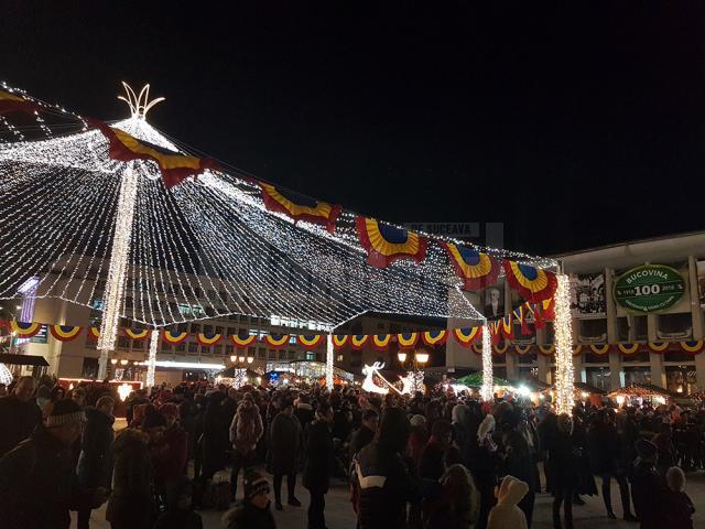 Moş Crăciun a venit încărcat cu mii de cadouri în centrul Sucevei