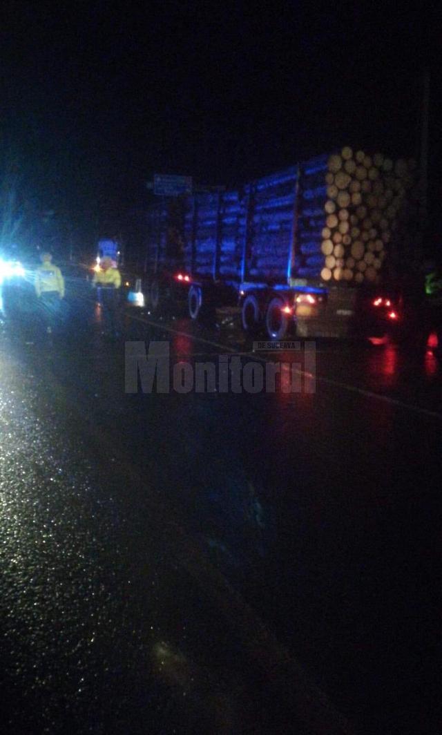 Un camion cu lemne şi două autoturisme, implicate într-un accident, la Ilişeşti