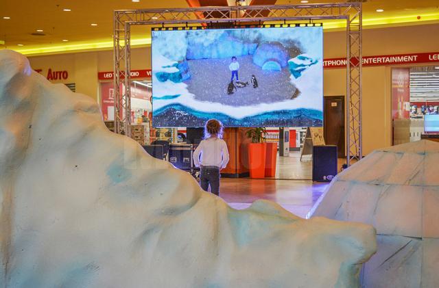Personaje virtuale proiectate pe un ecran gigant, la Iulius Mall