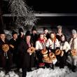 Lumea plină de farmec a Crăciunului, cu colinde și bucate tradiționale, reînviată de echipa „10 pentru folclor”