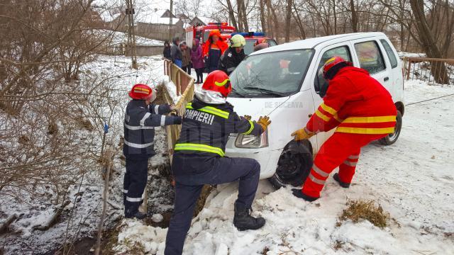 Victimă scoasă de pompieri dintr-o maşină rămasă suspendată pe un pod, în urma unui accident rutier