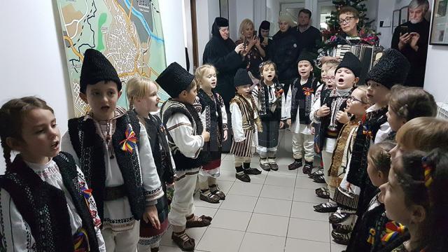 „Istețeii” de la Moldovița – copilașii de grădiniță și grupă pregătitoare de la Liceul Tehnologic „Vasile Cocean”, cu colinda la Monitorul