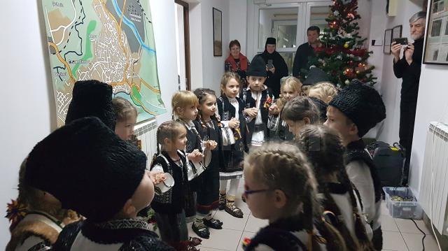 „Istețeii” de la Moldovița au încântat redacția "Monitorul" cu un spectacol de tradiții de iarnă