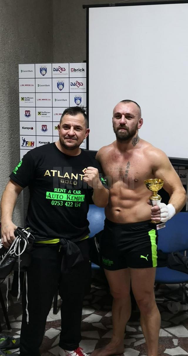 Rayko Levițchi alături de antrenorul său, Daniel Ungureanu, după meciul din gala de la Constanța