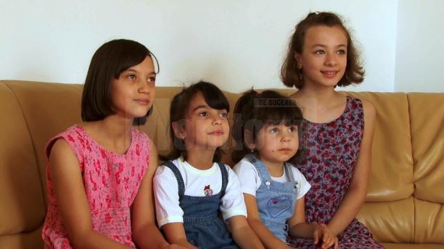 O familie de suceveni a adoptat trei fetiţe abandonate