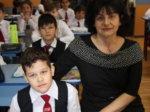 Andrei-Ionuţ Varvaroi împreună cu învățătoarea Catrina Cotoară