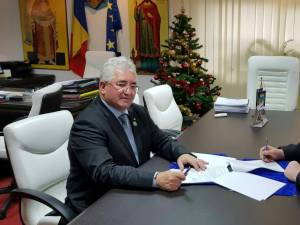 Contractul pentru construirea unui nou pod peste râul Suceava a fost semnat de primarul Ion Lungu cu liderul firmei care a câștigat licitația