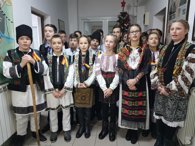 Elevi de la Şcoala Gimnazială ,,Constantin Morariu” Pătrăuţi, cu colinda la Monitorul