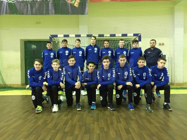 Echipa de handbal juniori III CSU Suceava, alături de antrenorul Vasile Boca