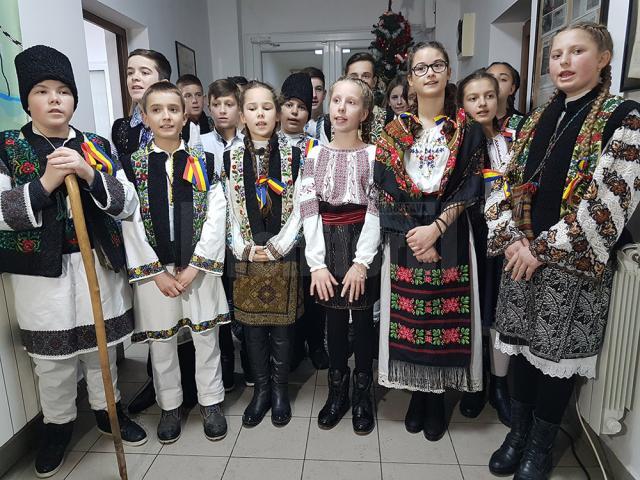 Grup de colindători de la Școala Gimnazială Pătrăuți